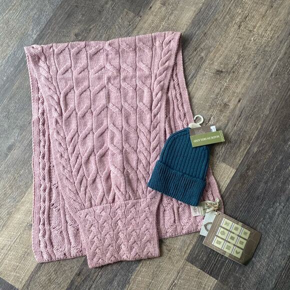 Aran Sweater Market Pull Through Cabled Shawl and a ribbed hat - Picture 4 of 9